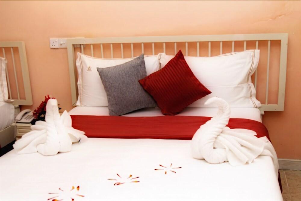 The Queensburry City Hotel Нувара-Элия Экстерьер фото