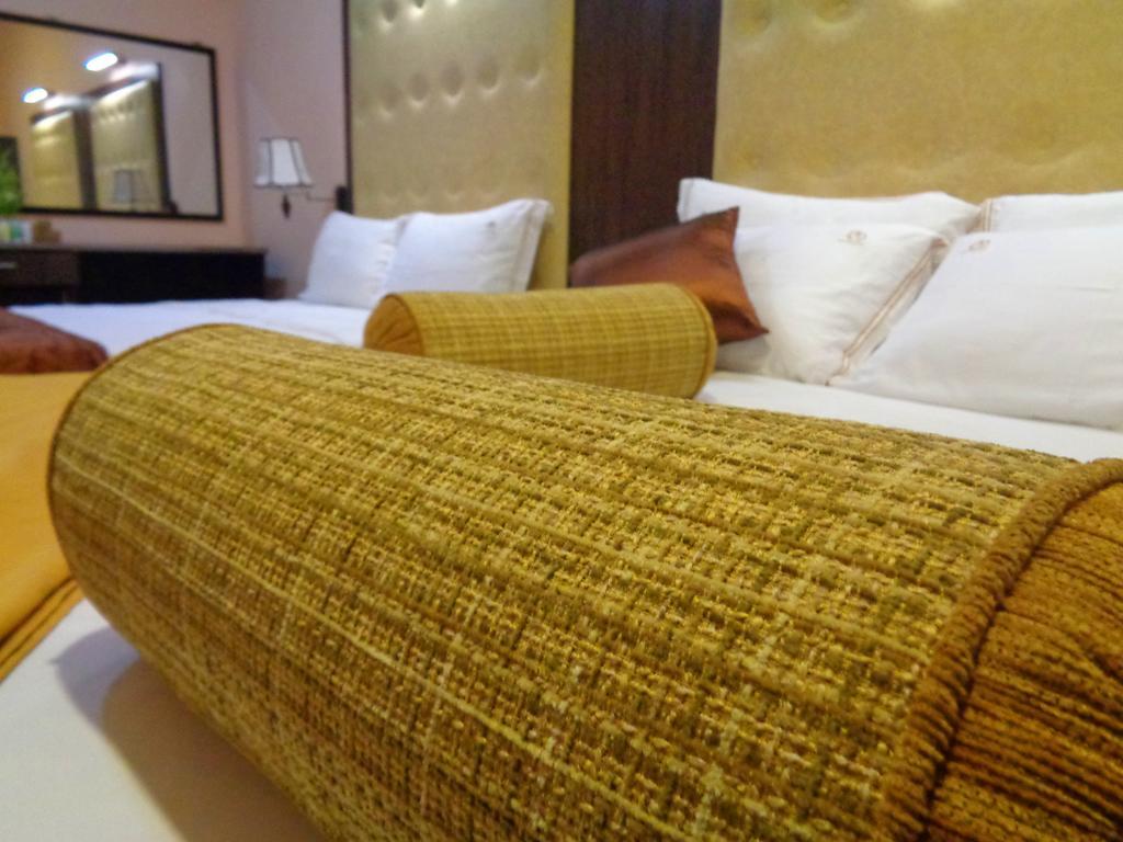The Queensburry City Hotel Нувара-Элия Экстерьер фото